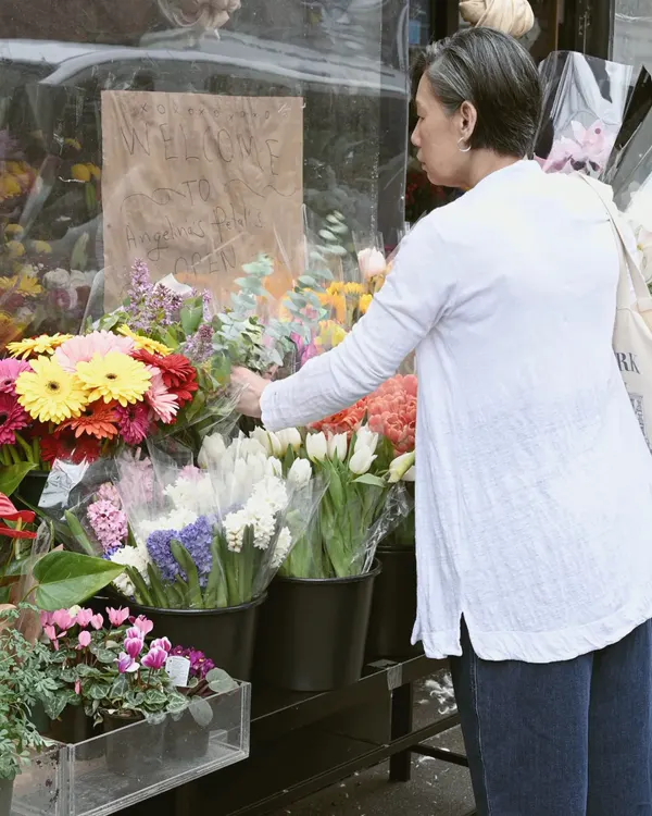 Une fleuriste prépare un bouquet en boutique