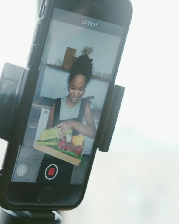Un téléphone sur stabilisateur filme une recette